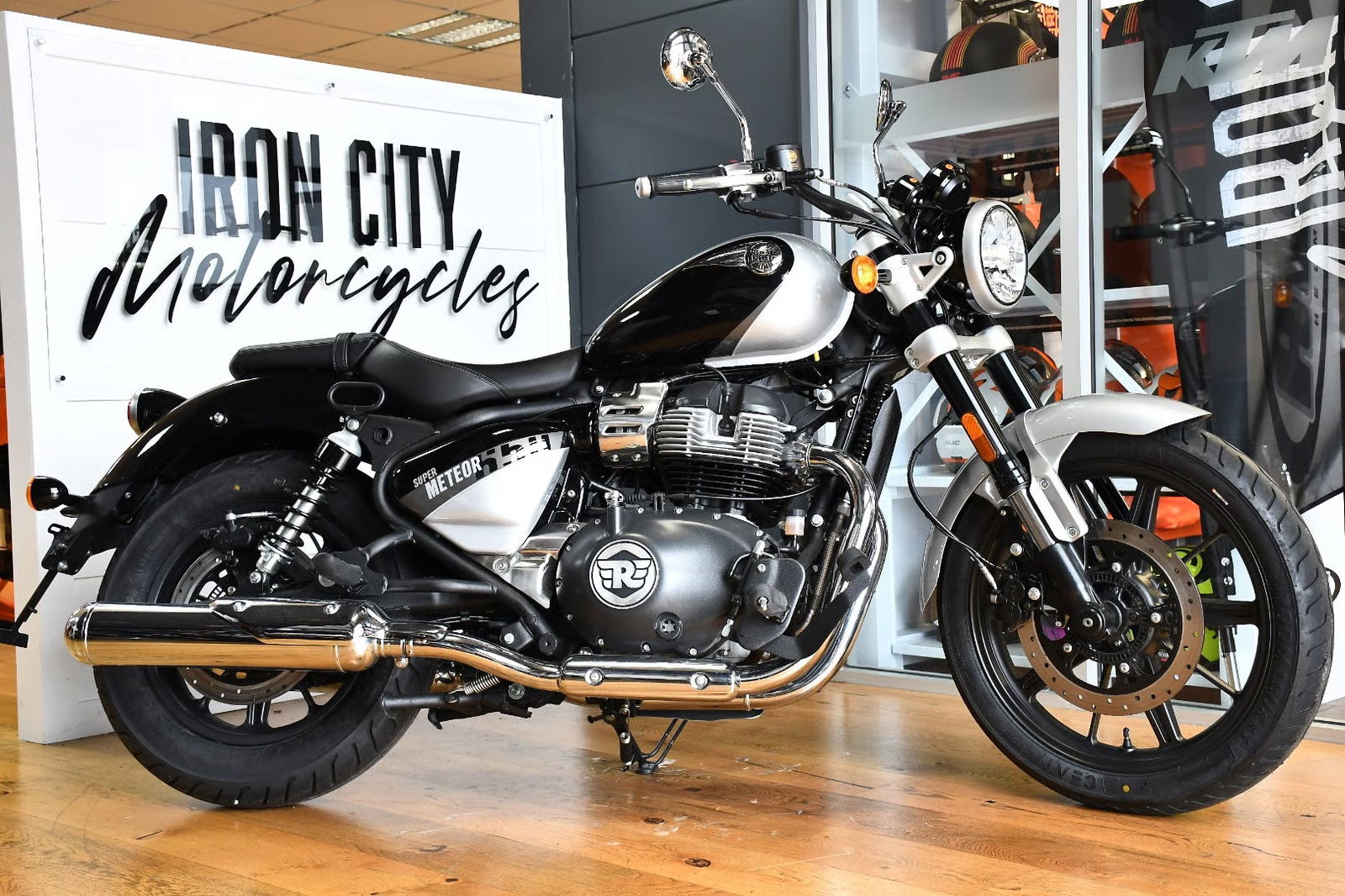 Royal Enfield Super Meteor 650 - side